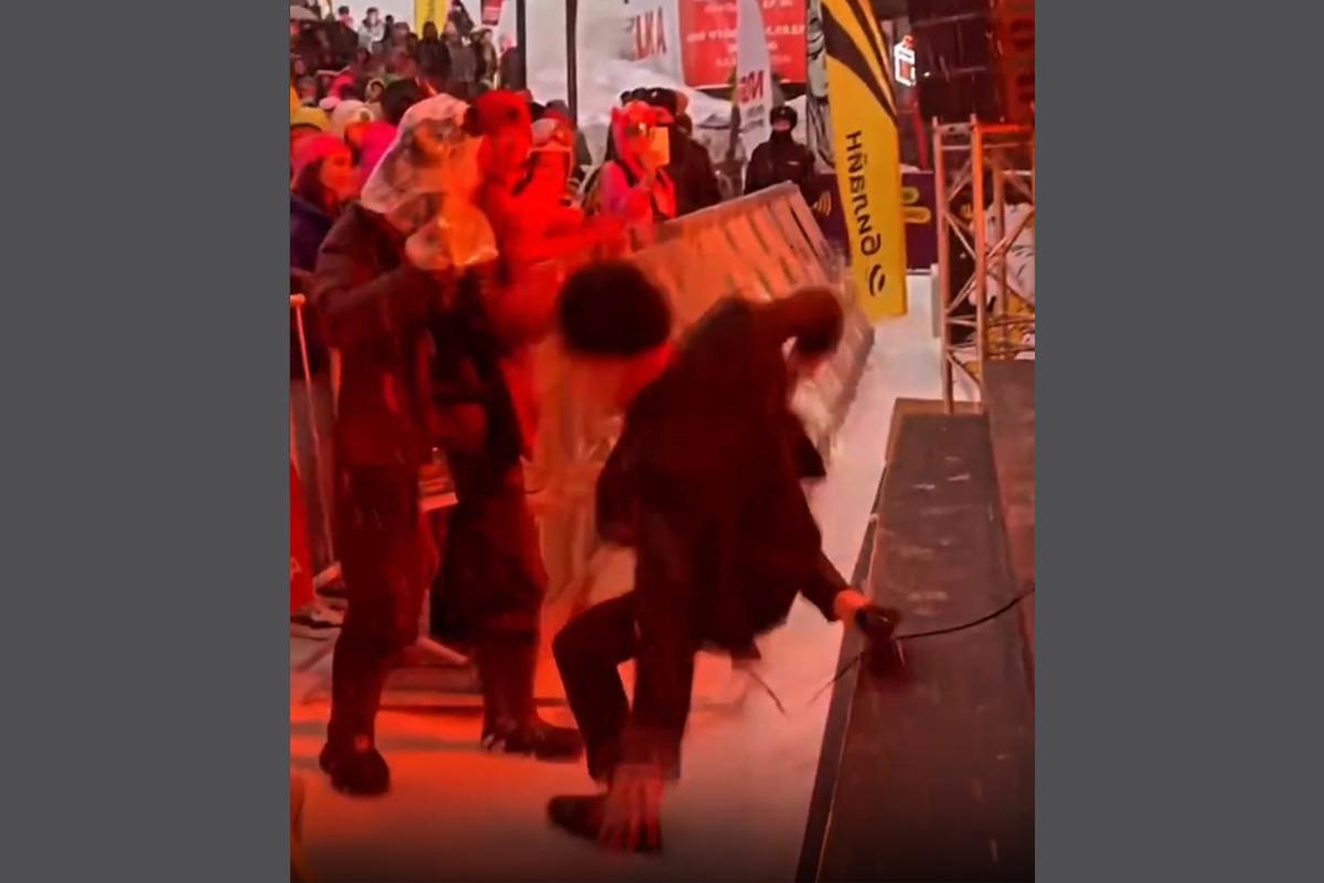 «Рухнул в ноги фанатам»: Митя Фомин эффектно улетел на льду посреди концерта