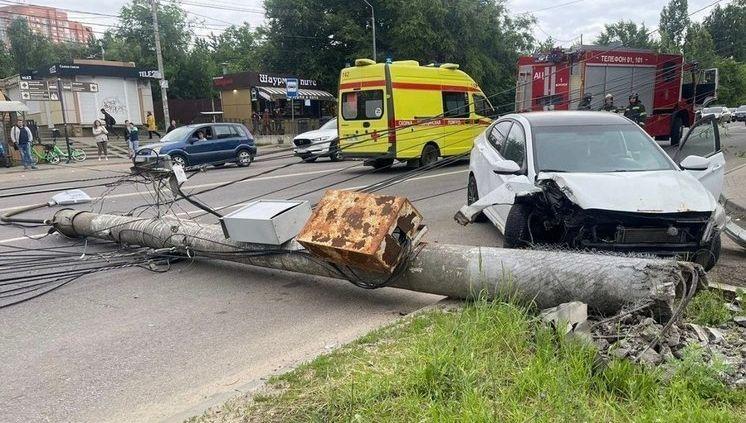 В Воронеже образовалась пробка из-за повалившей столб иномарки