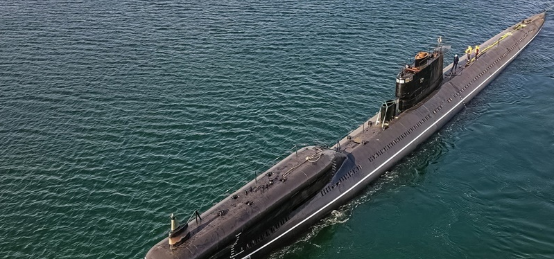 В Севастополе стартовала транспортировка субмарины для подземного музея Балаклавы