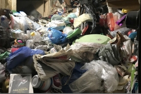 Житель Красноярска заполнил свою квартиру мусором до потолка, соседи предполагают, что мужчина умер под завалами отходов