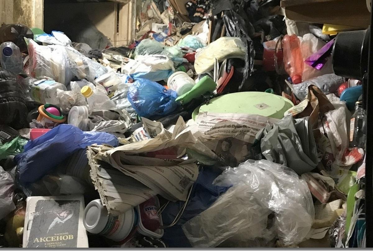 Житель Красноярска заполнил свою квартиру мусором до потолка, соседи предполагают, что мужчина умер под завалами отходов