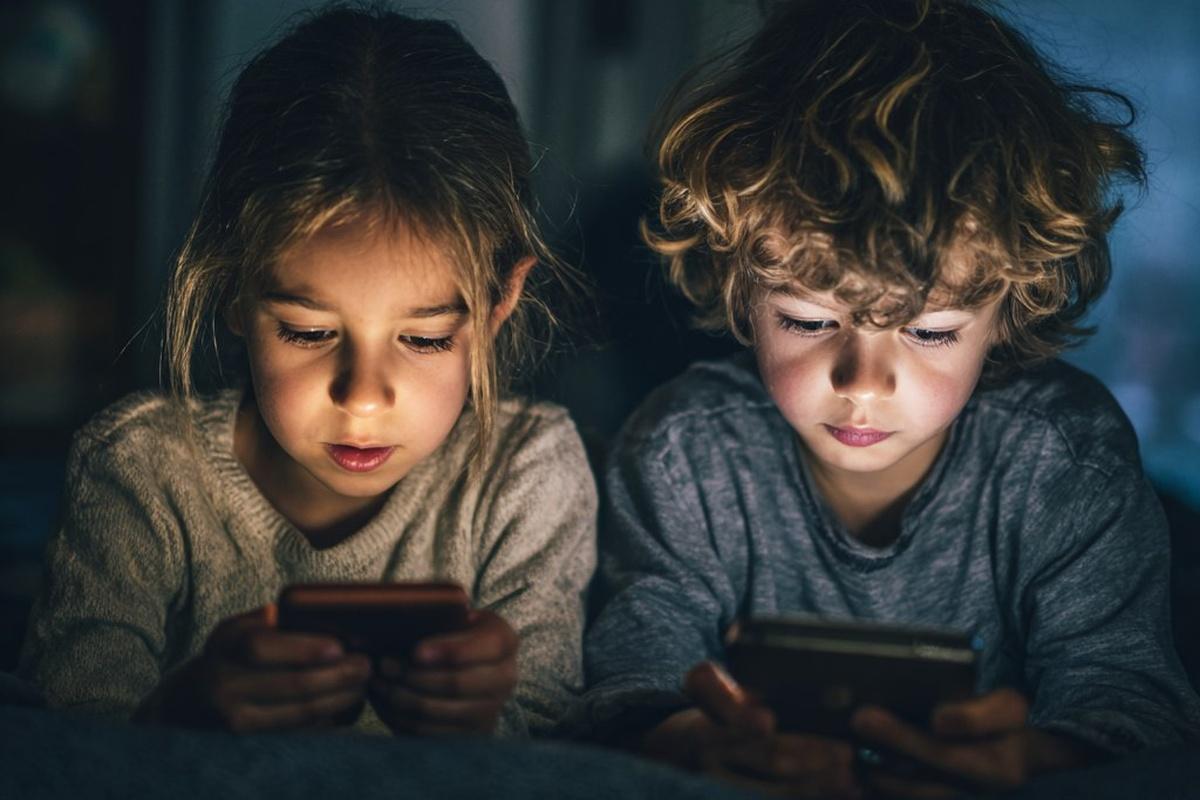 Цифровизация образования: как Минобрнауки будет контролировать «экранное время» российских школьников?