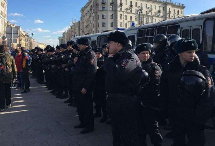 В Москве сотруднику ОМОНа брызнули в глаза из перцового баллончика