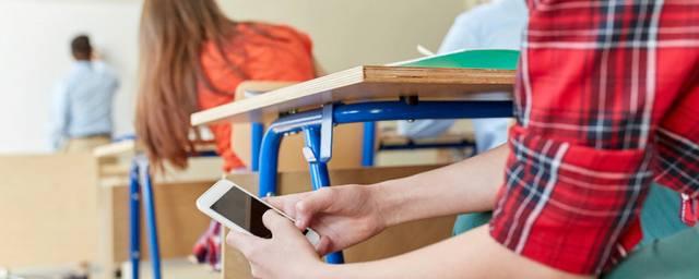 Учащимся рязанских школ запретили использовать мобильные телефоны