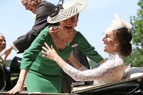 Кейт Миддлтон с принцем Уильямом и детьми покидают особняк Аделаида