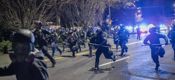 Полиция Миннесоты разгоняет протестующих против убийства афроамериканца шумовыми гранатами