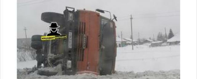 Два грузовика опрокинулись на дороге в Искитимском районе