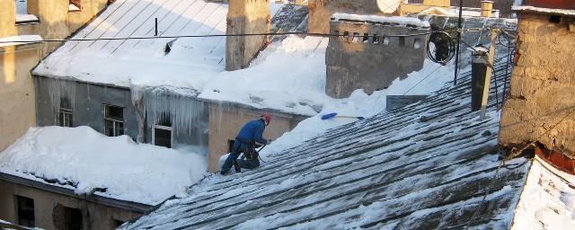 В Петербурге насмерть разбился чистивший крыши от снега рабочий