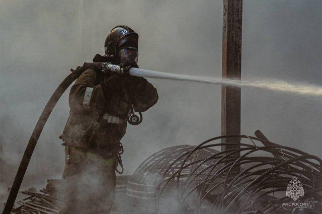 На пилораме в Томске произошел пожар на 240 квадратах