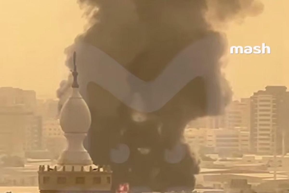 Обломки иранского беспилотника рухнули на ТЦ в Шардже