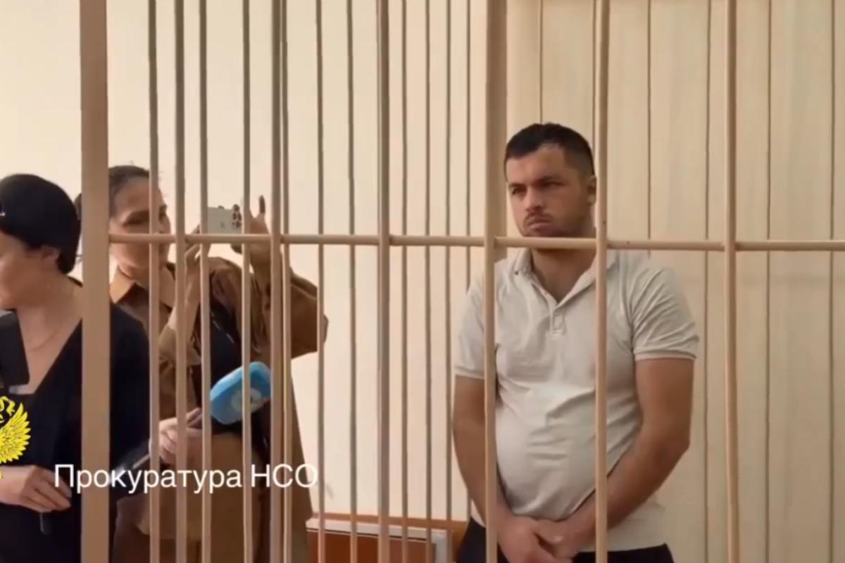 В Новосибирске начался суд над отчимом, замучившим трехлетнюю девочку