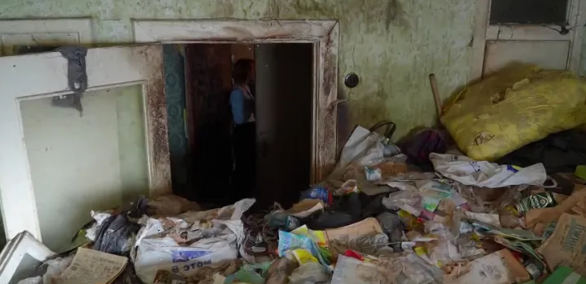 Россиянин (страна-террорист) исчез после 10 лет складирования мусора в квартире