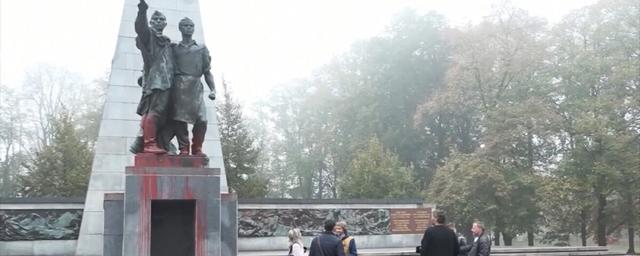 В чешском городе Оломоуц осквернили памятник советским воинам