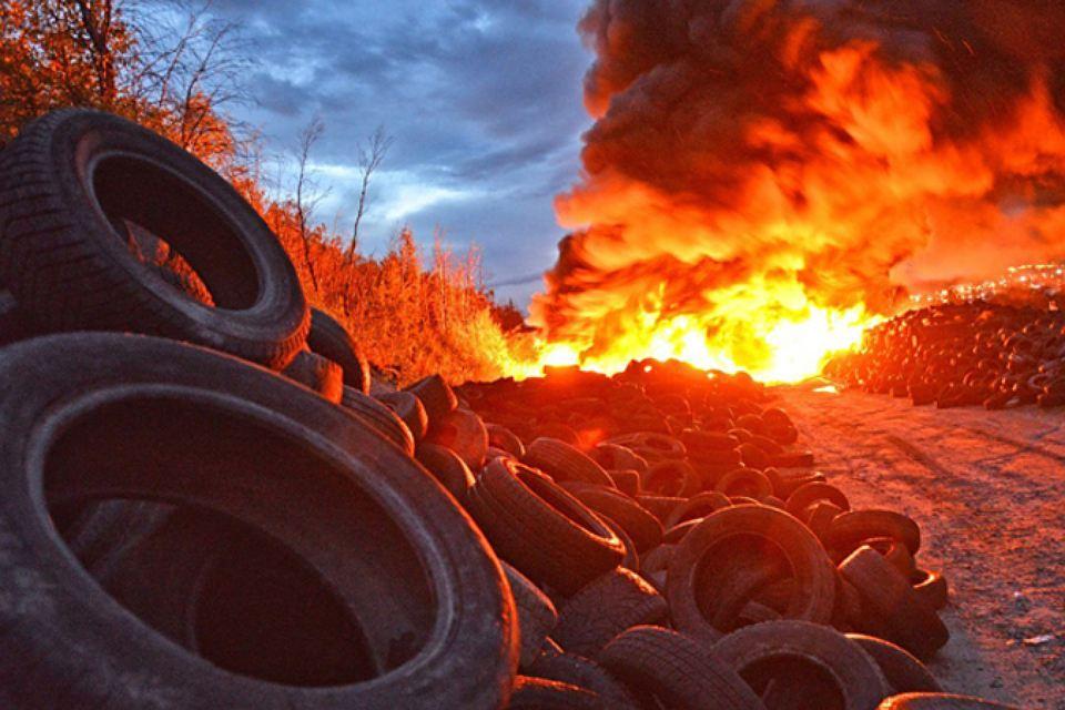 В Краснодаре в шинном магазине потушили крупный пожар