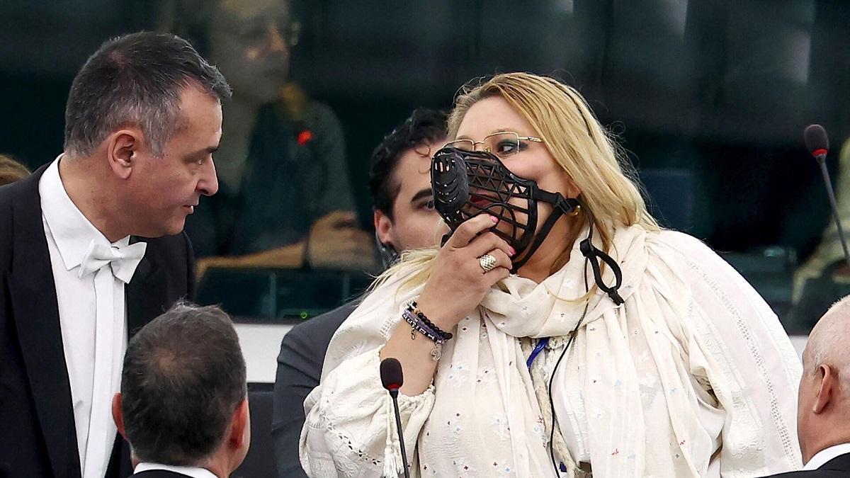 «Пошла вон, Урсула»: заявилась на совещание в наморднике и кричала даже на улице — депутат Европарламента от Румынии сделала решительный шаг