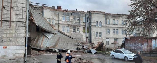 Сильный порыв ветра в Новосибирске сорвал крышу с общежития
