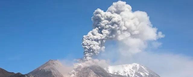 Камчатские спасатели просят не приближаться к вулканам ближе чем на 25 км