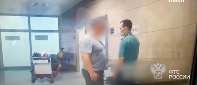 Пассажир из Дубая напал на сотрудника таможни в Пулково
