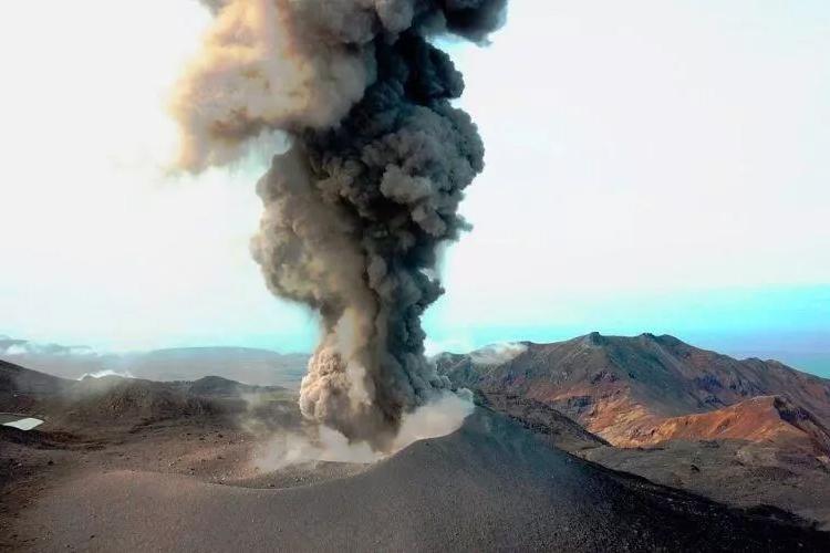 Выброс пепла высотой до 1,5 км зафиксирован на вулкане Эбеко