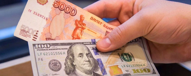 Эксперт Рапохин: Курс рубля к концу года будет балансировать на отметке в 65 рублей за доллар