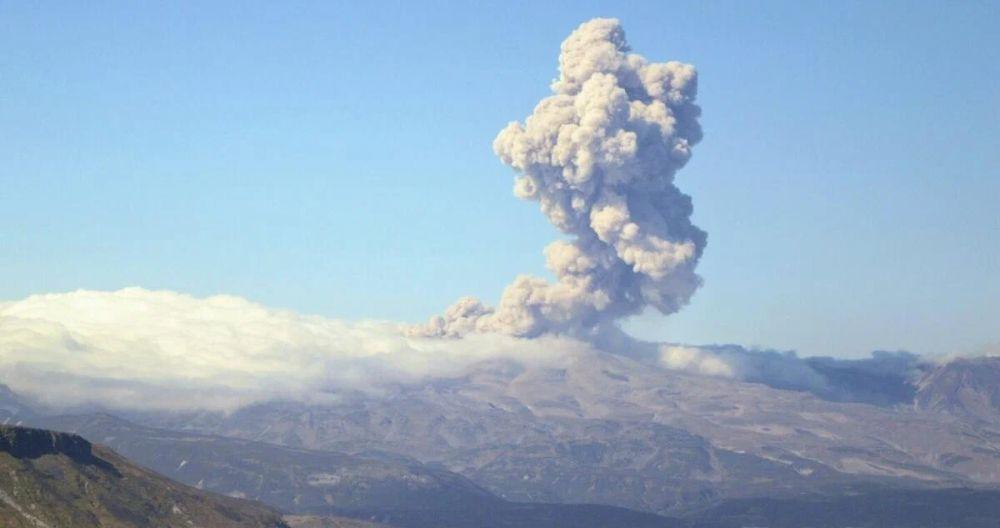 Ebeko volcano in the Kuril Islands threw out ash to a height of 4.5 km