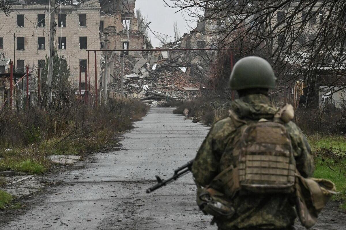 Нейросеть «кормила» бойцов провизией с вражеских дронов: хроника штурма глазами комбата с двумя орденами Мужества