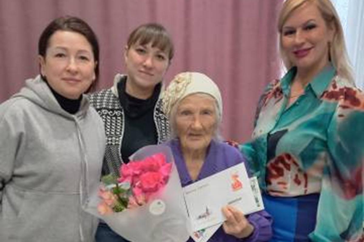 Столетняя труженица тыла принимает поздравления в Новосибирске