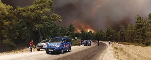 В Турции начали эвакуацию отелей в Мармарисе из-за лесных пожаров - Видео