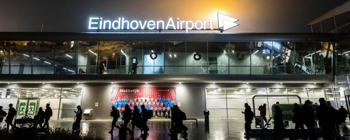 104 экоактивистов задержали в голландском Эйндховене за блокаду аэропорта