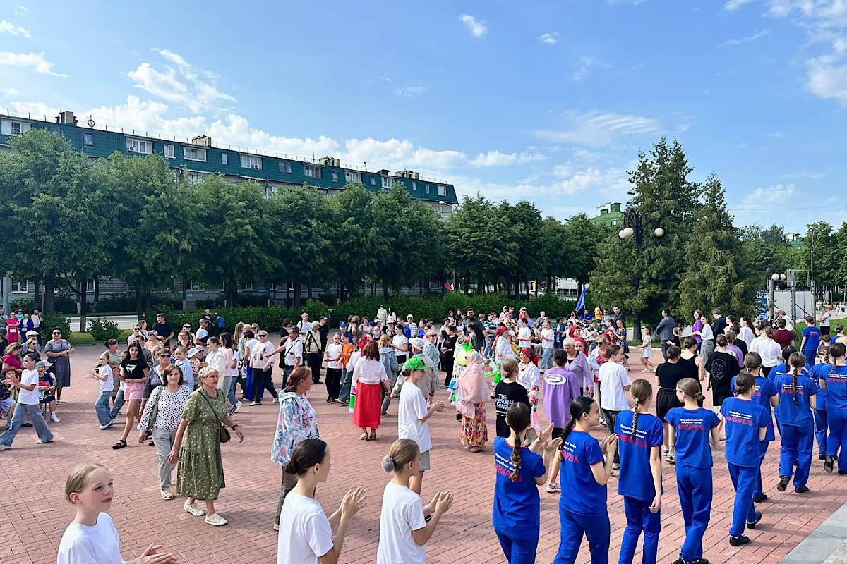 Патриотизм в танце: «Единая Россия» провела праздничный флешмоб ко Дню России