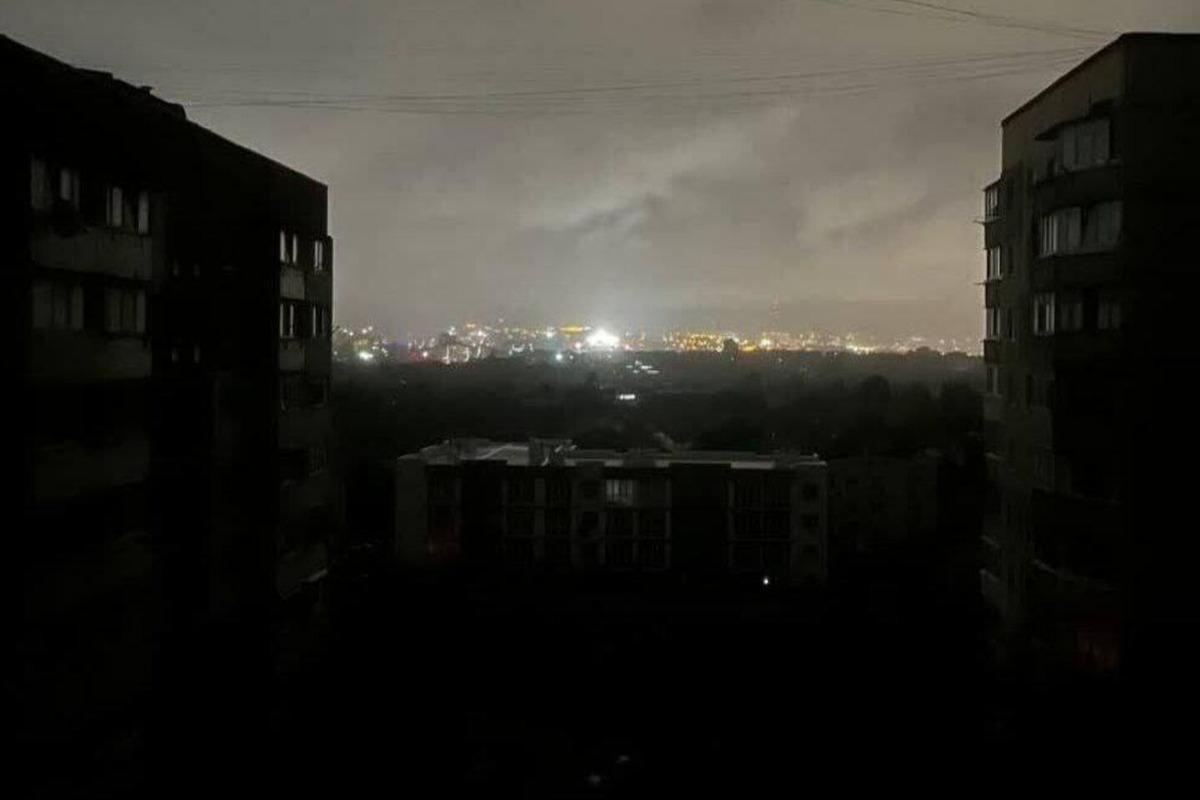 Из-за массовых аварий на электросетях десятки населенных пунктов Крыма остались без света