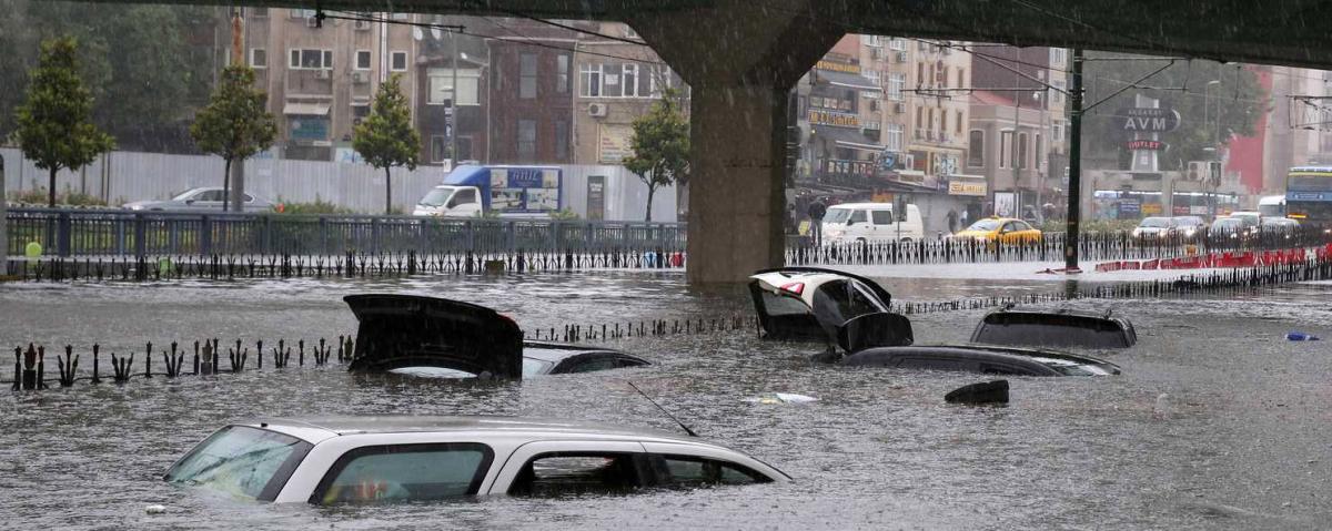 Мужчина утонул в подземном переходе при наводнении в Стамбуле