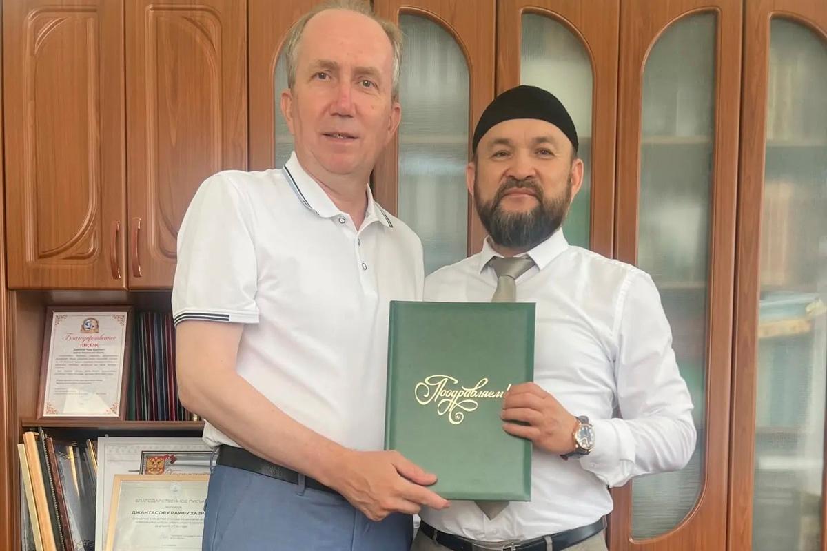 Председатель Гордумы Астрахани Игорь Седов поздравил председателя Регионального духовного управления мусульман Рауфа Джантасова с юбилеем