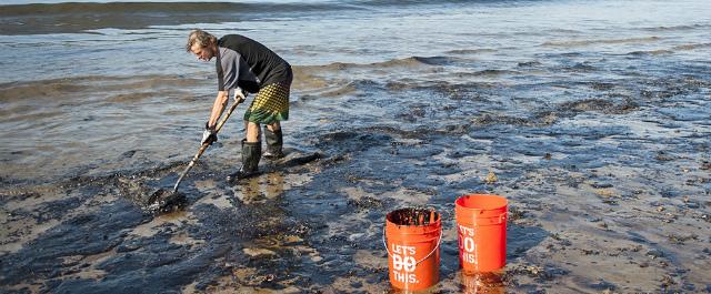В одном из водоемов Калининграда обнаружен разлив нефтепродуктов
