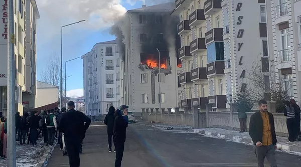 В пятиэтажном здании в Карсе на востоке Турции прогремел взрыв