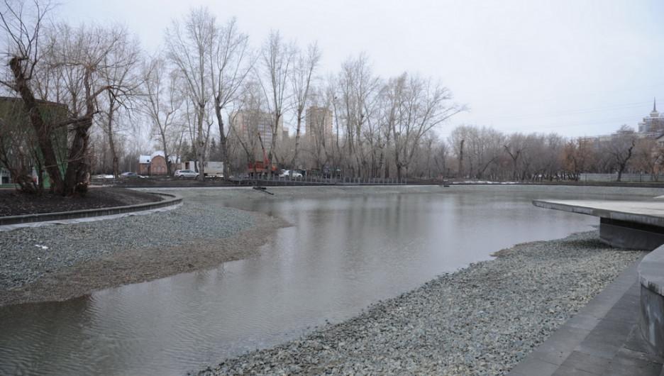 В Барнауле в тестовом режиме наполняют водой пруд в парке «Изумрудный»