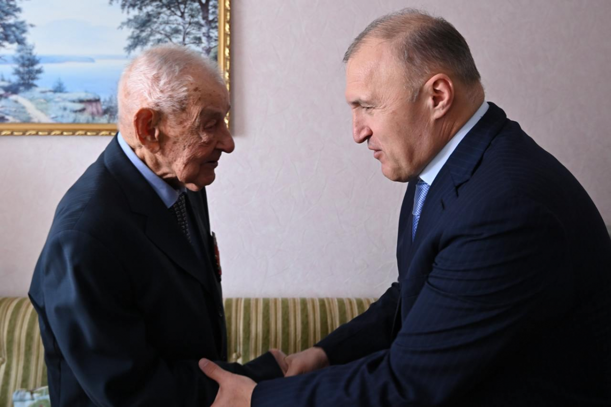 Глава Адыгеи Мурат Кумпилов поздравил 100-летнего ветерана ВОВ Ивана Дзюбу с Днем пожилого человека
