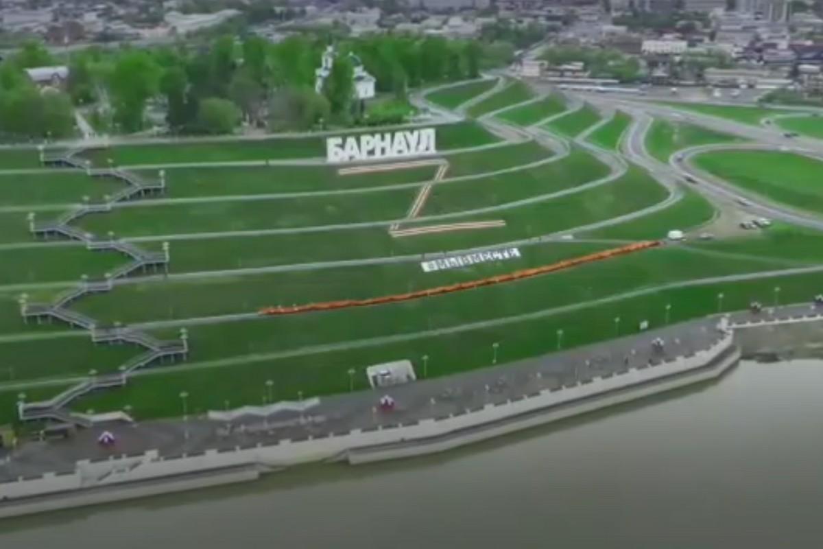 В Барнауле Знамя Победы развернули на берегу реки Обь