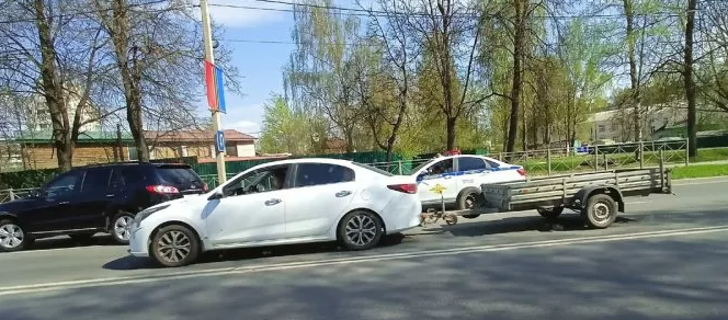 В Пскове у Дома офицеров столкнулись Hyundai и Skoda