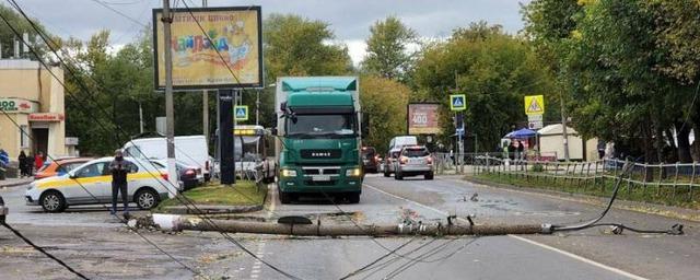 В Пушкино на дорогу упал бетонный столб