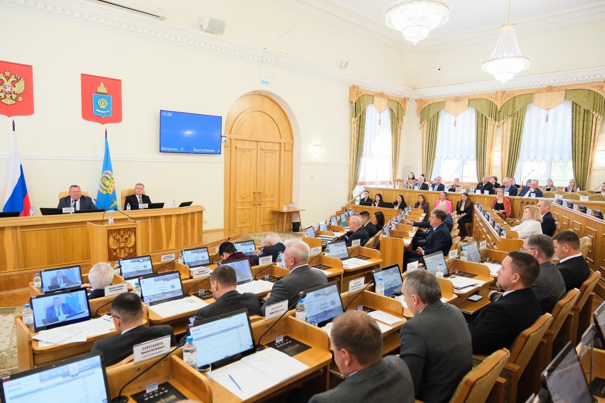 Дума Астраханской области приняла корректировки в земельное и антикоррупционное законодательство