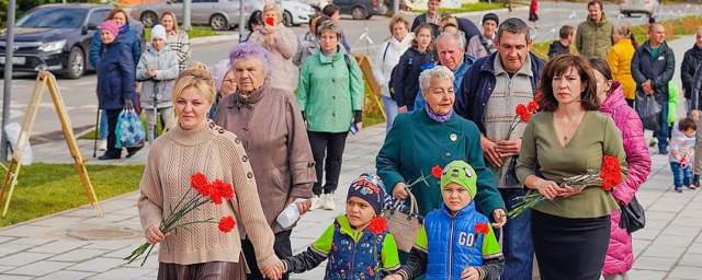 В Высоковске в обновленном сквере почтили память героев Великой Отечественной войны