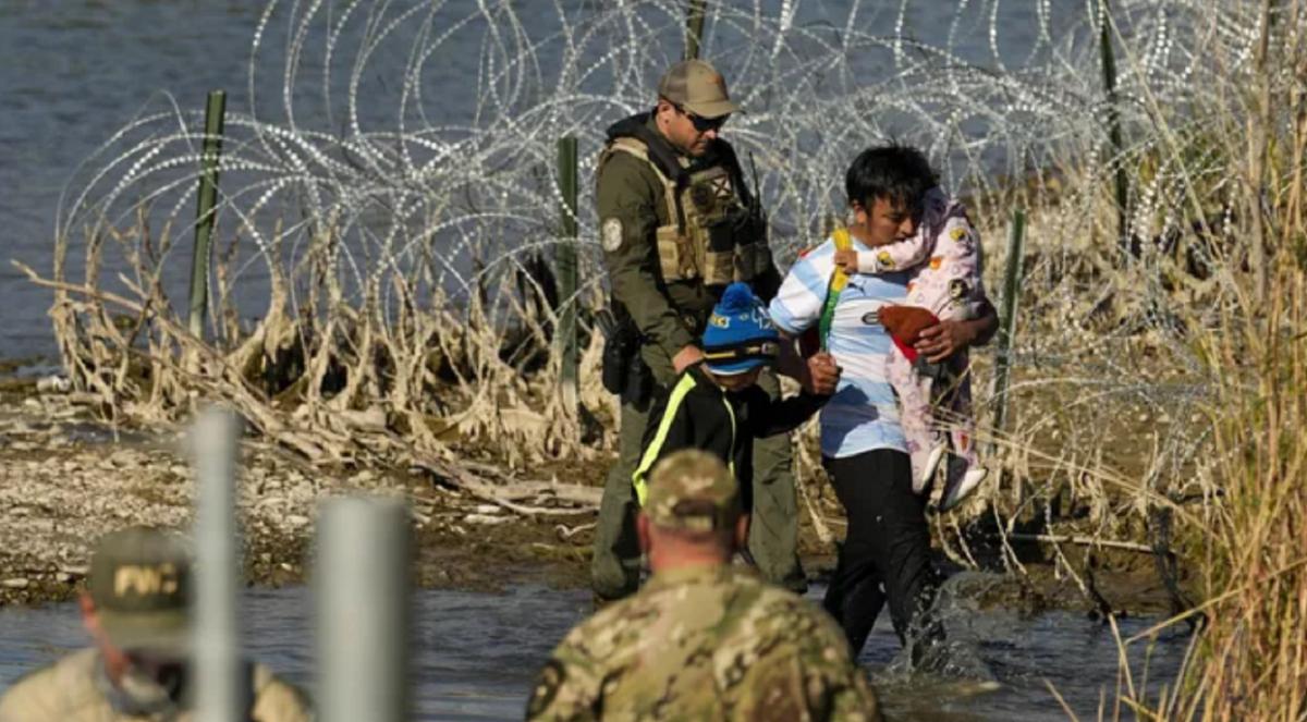 Губернатор Техаса заявил, что из штата были вывезены свыше 100 тысяч мигрантов