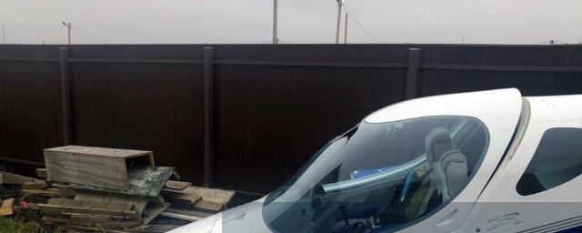 Легкомоторный частный самолет аварийно приземлился в Ленобласти