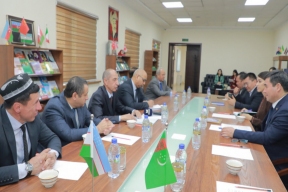В Узбекистане состоялась встреча туркменского посола с председателем Союза писателей