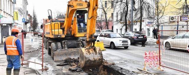 В центре Ярославля рабочие меняют водопровод