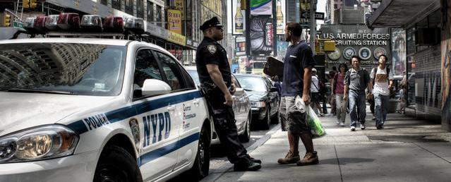 В Нью-Йорке полицейские застрелили грабителя с муляжом пистолета