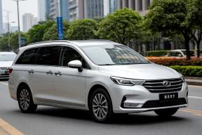 Россияне потратили на новые авто рекордные 2,5 трлн рублей, но китайцы теряют долю рынка