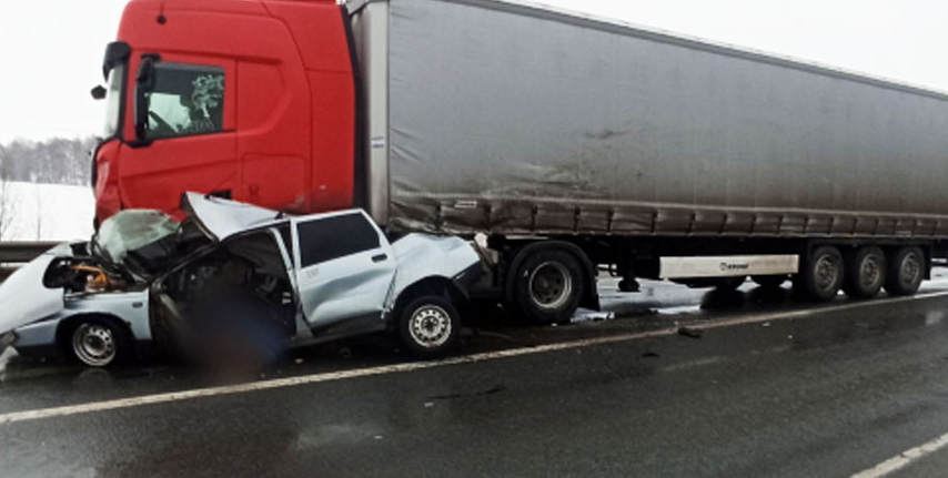 Два человека погибли в ДТП с фурой в Рязанском районе