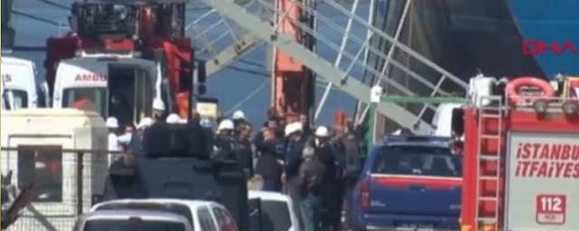 В Стамбуле на судне, стоящем на верфи, произошел взрыв, четыре человека пострадали